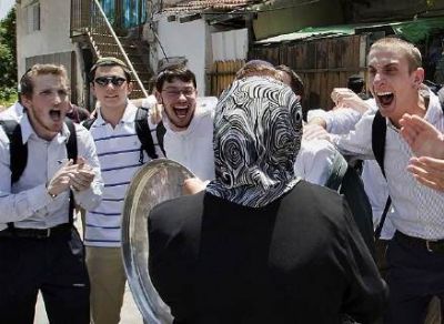 b2ap3_thumbnail_israeli-settlers-taunt-palestinian-woman1.jpg